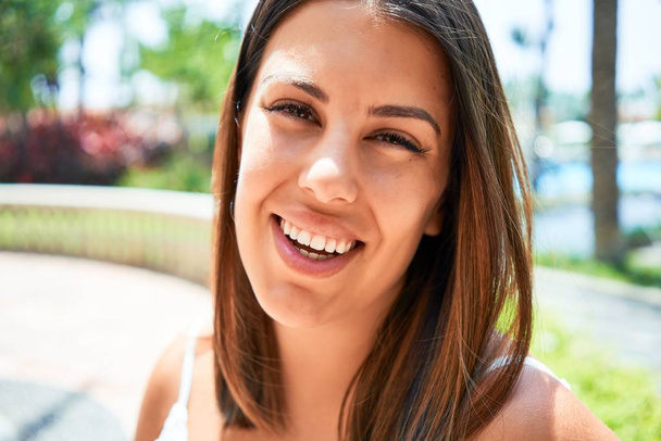 Młoda piękna kobieta uśmiechnięta szczęśliwa ciesząc się słonecznym dniem lata w hotelowym kurorcie na wakacjach - Zdjęcie, obraz