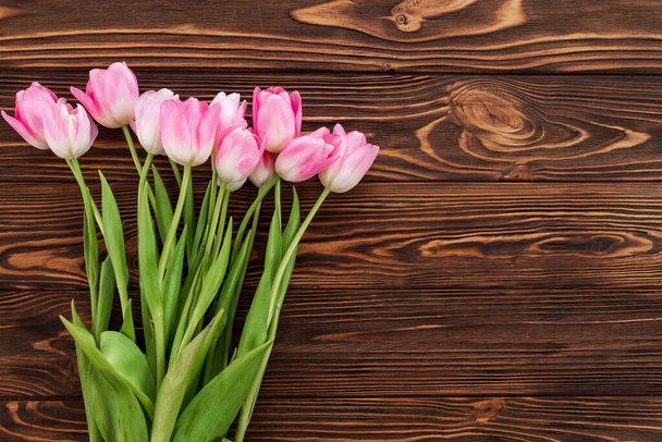 Kytice krásných tulipánů na dřevěném vinobraní pozadí - Fotografie, Obrázek