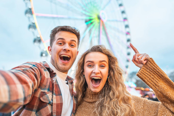 Happy couple having fun at amusement park in London - Foto, immagini