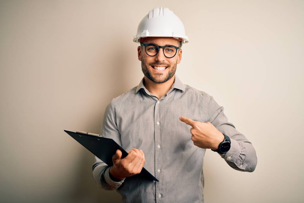 Молодий архітектор інспектор чоловік в шоломі будівельника і використовує кишеню з несподіваним обличчям, спрямованим пальцем до себе
 - Фото, зображення