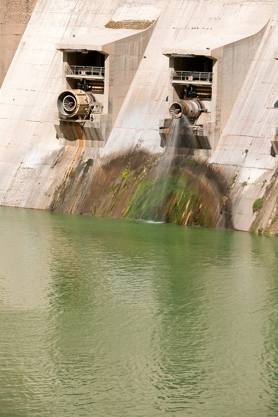 Detalle de los canales de drenaje de la presa de Iznajar
 - Foto, imagen