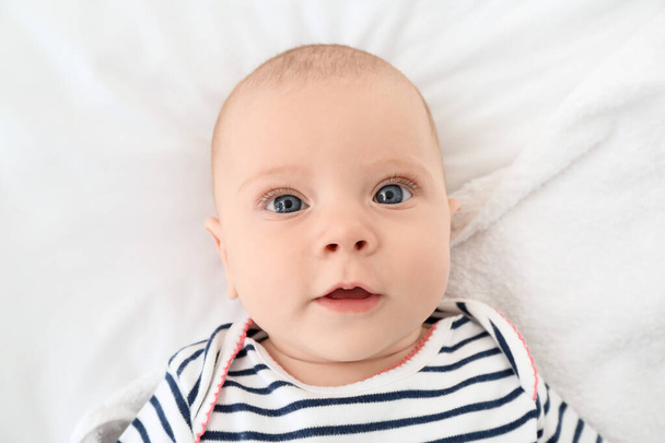 ベッドに横になっているかわいい赤ちゃんの肖像画 - 写真・画像