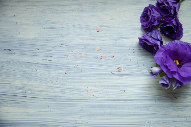 hermosas flores artificiales de eustoma púrpura sobre fondo de madera. - Foto, imagen