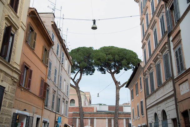 calle con edificios antiguos en la calle de Roma, Italia
 - Foto, imagen