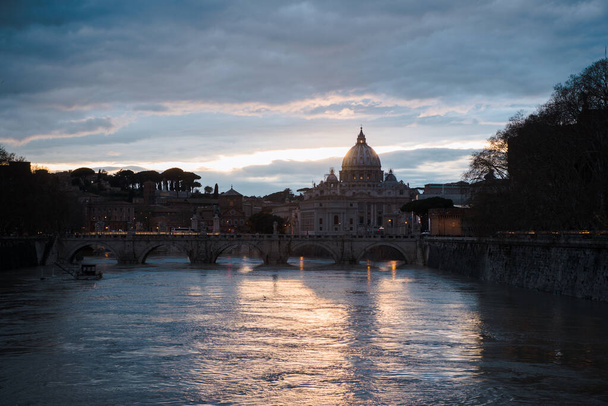 pohled na baziliku svatého Petra a budovy v Římě, Itálie večer - Fotografie, Obrázek