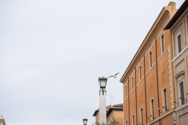 старинные здания на улице Рима, Италия
 - Фото, изображение