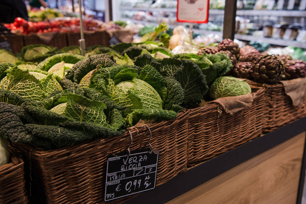 крупный план продажи свежих овощей на фермерском рынке, Рим, Италия
 - Фото, изображение