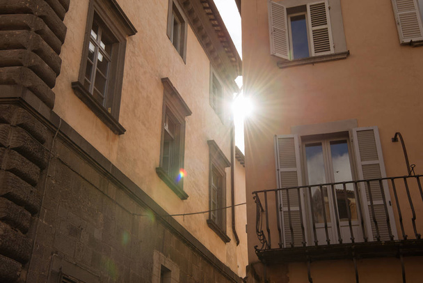 światło słoneczne między budynkami w Orvieto, przedmieście Rome, Włochy - Zdjęcie, obraz