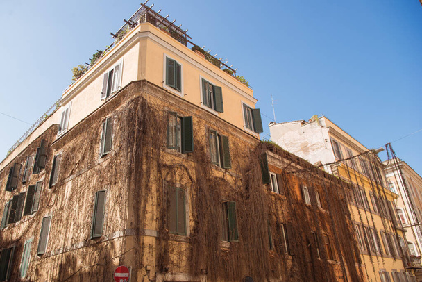 vanhan rakennuksen ulkopuoli Roomassa, Italiassa
 - Valokuva, kuva