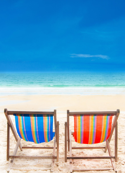 Duas cadeiras de praia na praia com céu azul
 - Foto, Imagem