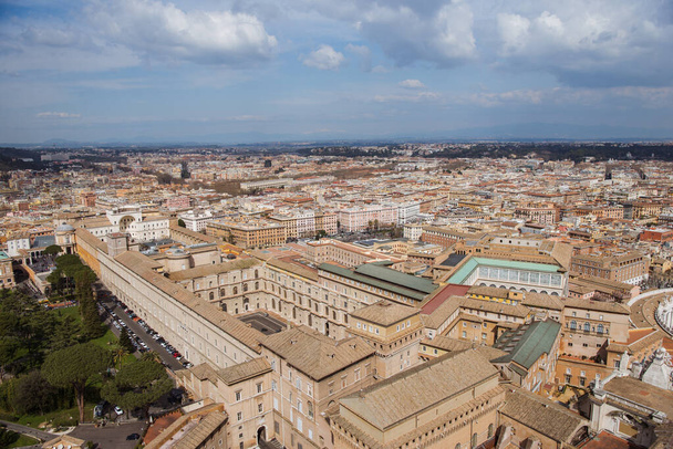 вид с воздуха на улицы и здания в Риме, Италия
 - Фото, изображение