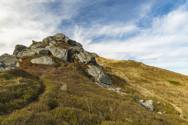 montanha rochosa topo outono temporada frio e ventoso tempo nua grama seca chão
 - Foto, Imagem