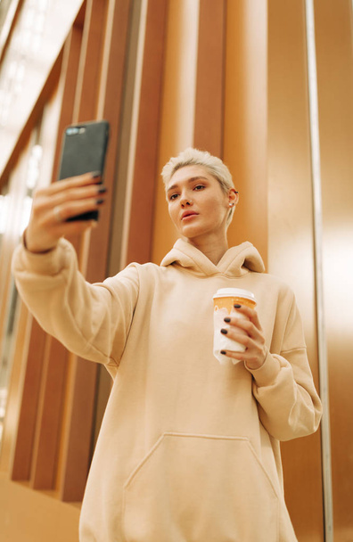 Blond jong vrouw maken selfie - Foto, afbeelding