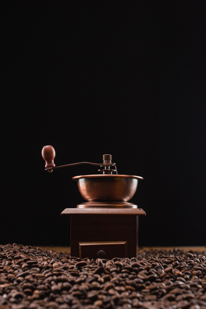 valikoiva painopiste kahvimylly tuoreita paahdettuja kahvipapuja eristetty musta
 - Valokuva, kuva
