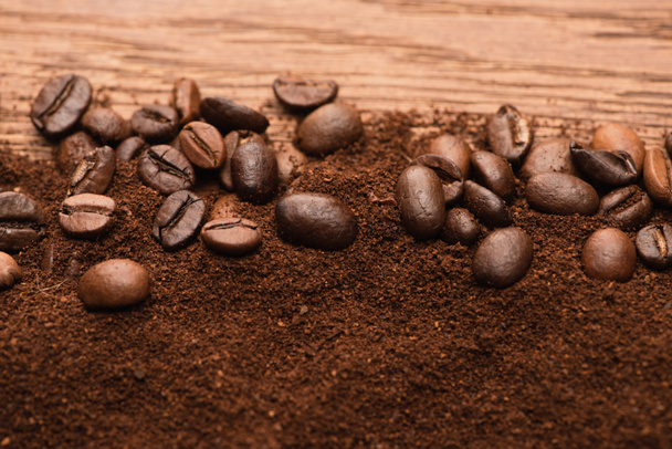 вид зверху свіжі смажені кавові зерна та мелена кава на дерев'яному столі
 - Фото, зображення