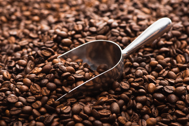 fresh roasted coffee beans with metal spatula - Foto, imagen