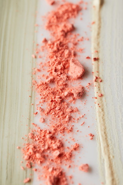 Enfoque selectivo de crema cosmética y de tono, pinceladas de arcilla con colorete rosa
  - Foto, imagen