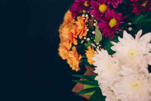 Bir demet pembe beyaz gerbera papatya buketi karışık çiçekler.. - Fotoğraf, Görsel