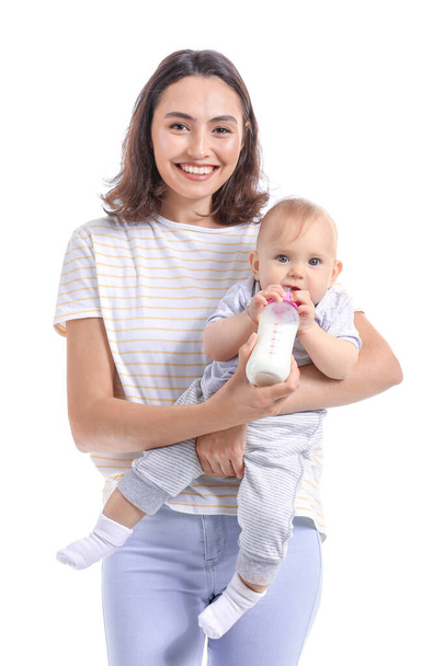 Matka karmienie dziecka mlekiem z butelki na białym tle - Zdjęcie, obraz
