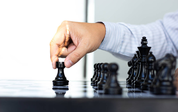 İş stratejisi, iş adamı satranç oynama ve başarılı olma becerisine sahiptir, yönetim veya liderlik kavramı - Fotoğraf, Görsel