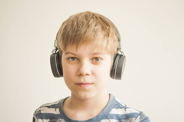 Шкільний хлопчик слухає музику
 - Фото, зображення
