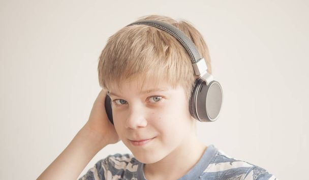 School boy listening to music - Foto, Imagen