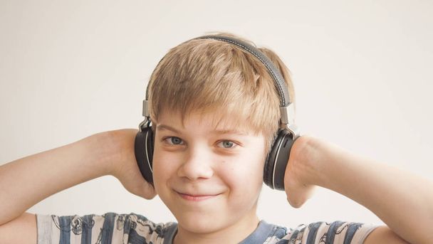 School boy listening to music - 写真・画像