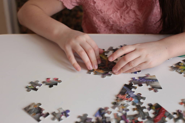 руки дитини збирають головоломки для розуму і швидких мудреців
 - Фото, зображення