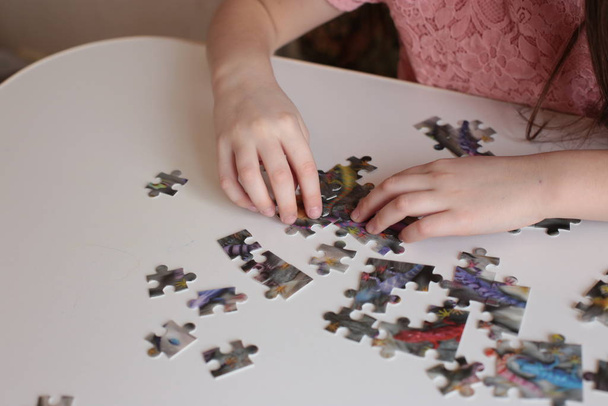 Kinderhände sammeln Puzzlespiele für Geist und Verstand - Foto, Bild