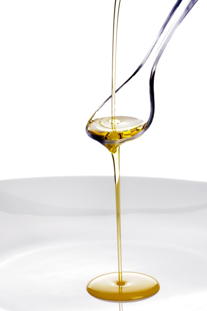 Оливкова олія вилив на ложкою - Фото, зображення