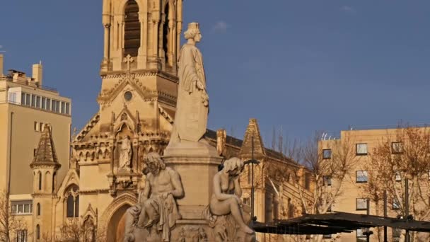 Nimes, Gard, Occitanie, Γαλλία. Esplanade Charles de Gaulle, η εκκλησία του Αγίου Perpetue και το σιντριβάνι Πραντιέ από τον γλύπτη James Pradier με ημερομηνία 1851  - Πλάνα, βίντεο