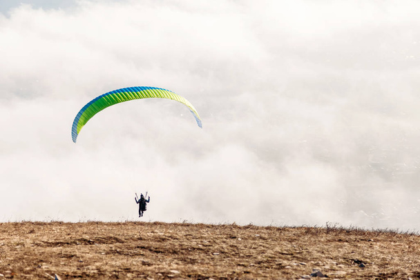 The paraglider began the flight from the mountain. - Zdjęcie, obraz
