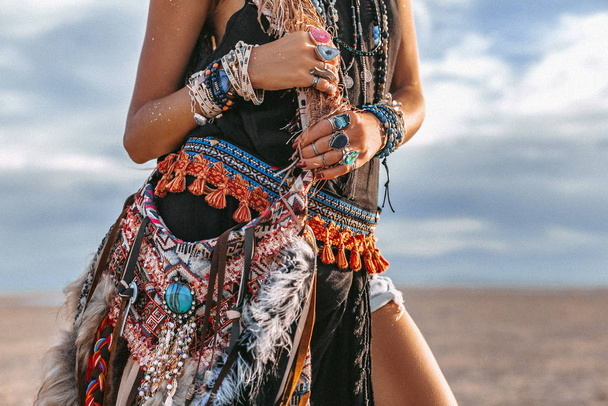 joven mujer hippie con estilo en la playa al atardecer retrato
 - Foto, imagen