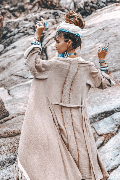 όμορφη νεαρή γυναίκα με στολή φυλής με αρχέγονα διακοσμητικά  - Φωτογραφία, εικόνα