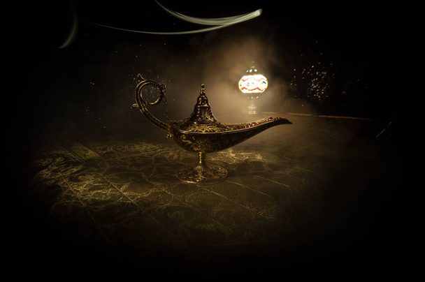 Antique Aladdin arabskie noce Dżin stylu lampa olejna z miękkim białym dymem, ciemne tło. Koncepcja lampy życzeń - Zdjęcie, obraz