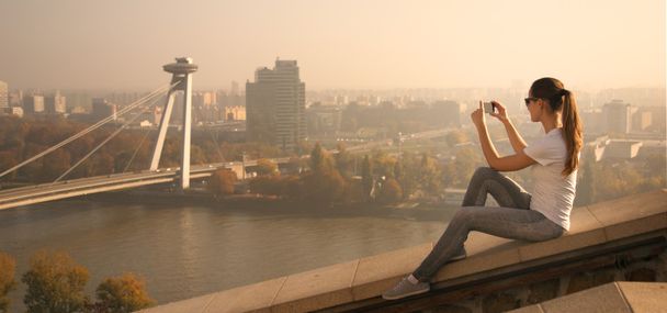 tyttö ottaa kuvan Bratislava
 - Valokuva, kuva