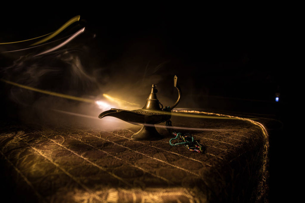 Antiikki Aladdin arabian yötä henki tyyli öljylamppu pehmeä vaalea valkoinen savu, tumma tausta. Valaisin toiveiden käsite - Valokuva, kuva