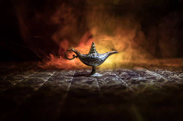 Antik Aladdin arab éjszakák dzsinn stílusú olaj lámpa lágy fehér füst, sötét háttér. A kívánságok lámpája koncepció - Fotó, kép