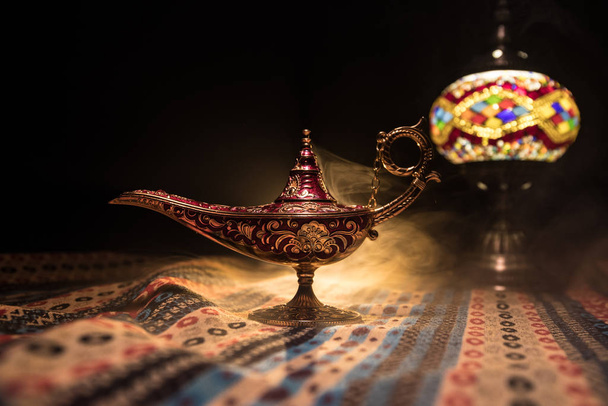 Antike Aladdin arabische Nacht Genie Stil Öllampe mit weichem hellen weißen Rauch, dunklen Hintergrund. Wunschvorstellung - Foto, Bild