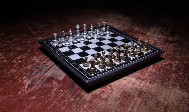 ビジネスのアイデアと競争のチェスボードゲームの概念。煙と霧と暗い背景にチェスの数字。選択フォーカス - 写真・画像