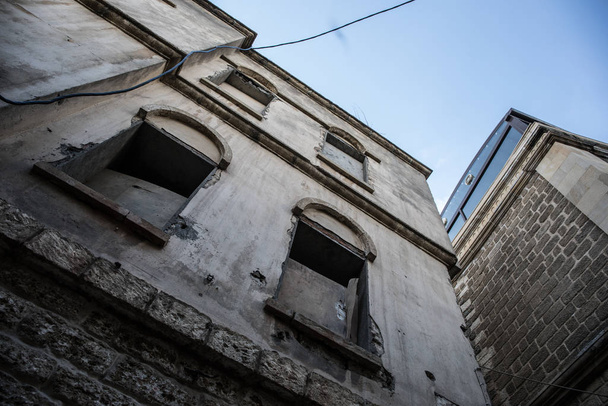 Lege straat in de oude stad Baku, Azerbeidzjan. Oude stad Baku. Gebouwen in binnenstad. Vroege lente - Foto, afbeelding