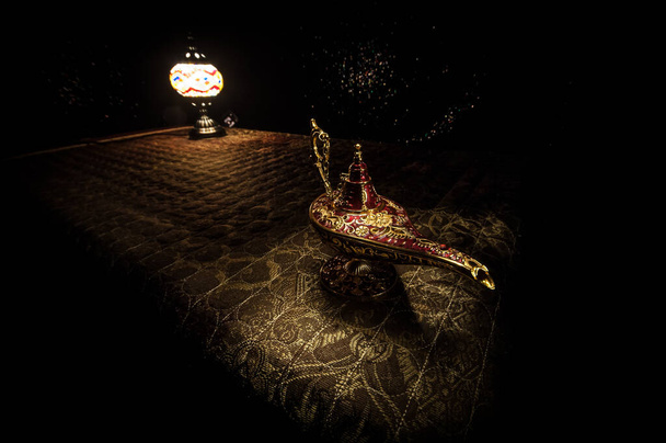 Antique Aladdin arabskie noce Dżin stylu lampa olejna z miękkim białym dymem, ciemne tło. Koncepcja lampy życzeń - Zdjęcie, obraz