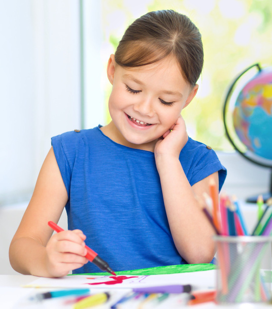 Little girl is drawing using pencils - Fotoğraf, Görsel