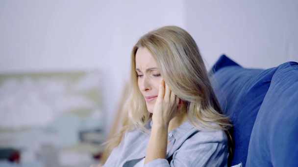 trieste vrouw met hoofdpijn en ontroerend hoofd  - Video