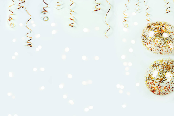Oro serpentina y globos con confeti colorido en bac luz
 - Foto, Imagen