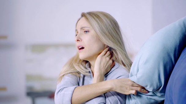 ελκυστική γυναίκα που έχει πόνο στο λαιμό  - Πλάνα, βίντεο