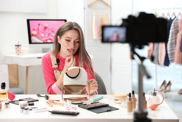 Beauty-Bloggerin filmt Make-up-Anleitung zu Hause - Foto, Bild