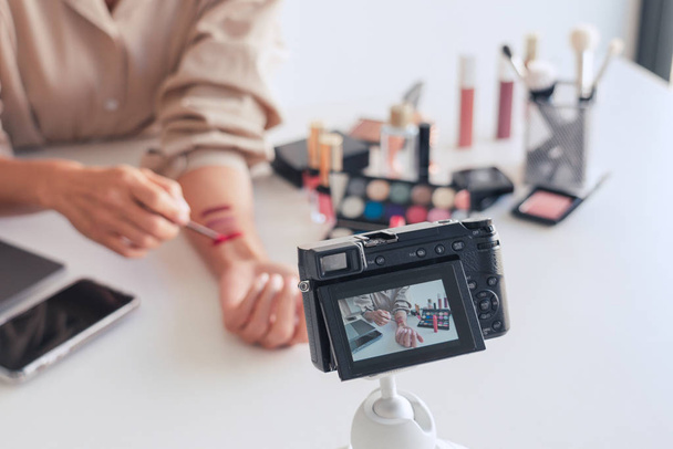Maquillaje Belleza bloguero de moda grabación de vídeo presentando cosméticos en casa influencer en el concepto de redes sociales
 - Foto, imagen