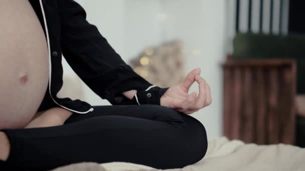 femme enceinte méditant en position lotus
 - Séquence, vidéo