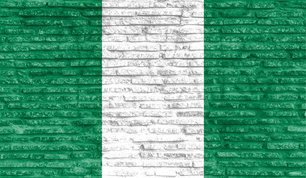 Eski tuğla duvarda Nijerya 'nın renkli ulusal bayrağı var. Görüntü. - Fotoğraf, Görsel